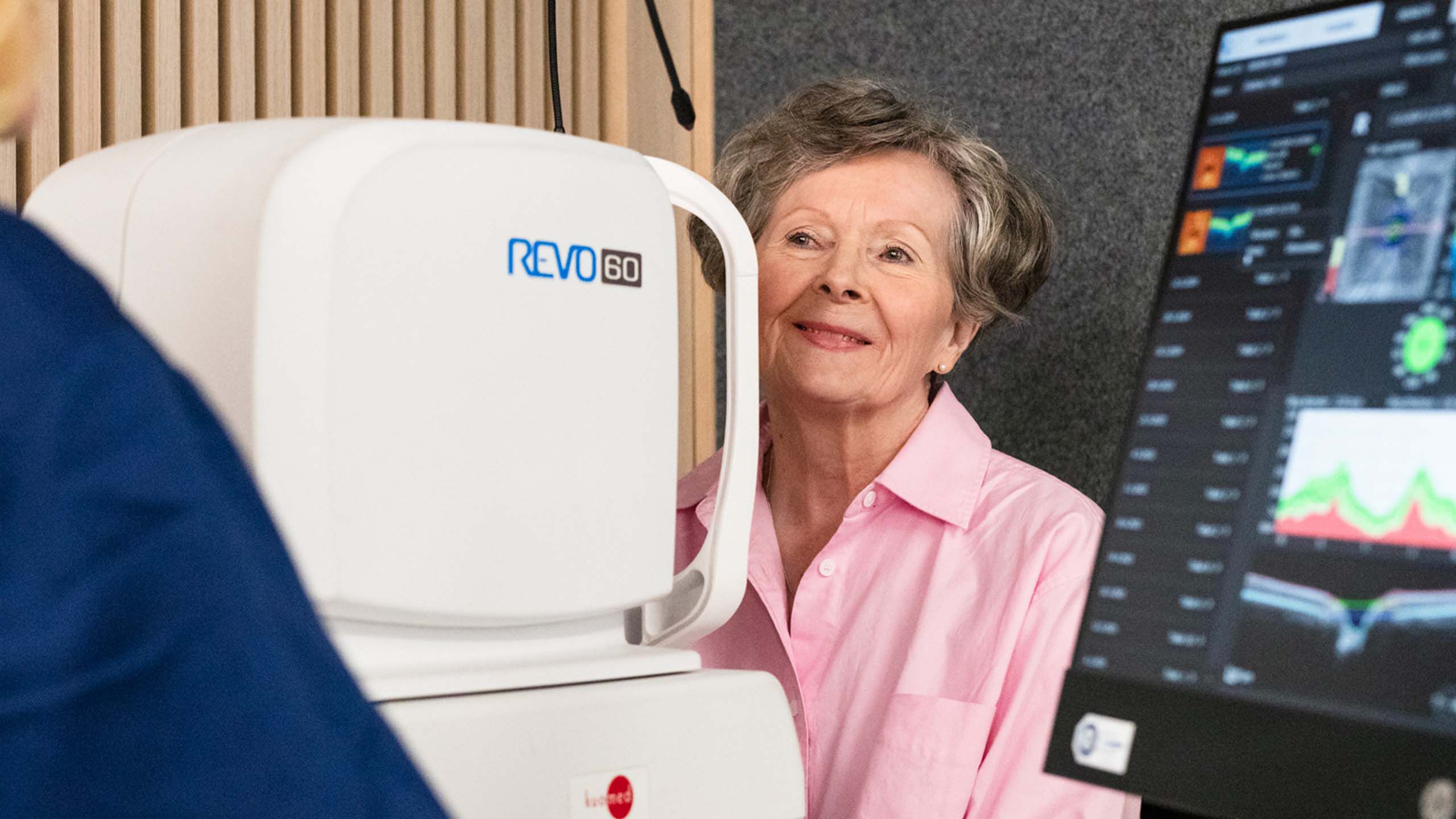 Vanhempi nainen n&auml;k&ouml;kentt&auml;tutkimuksessa.